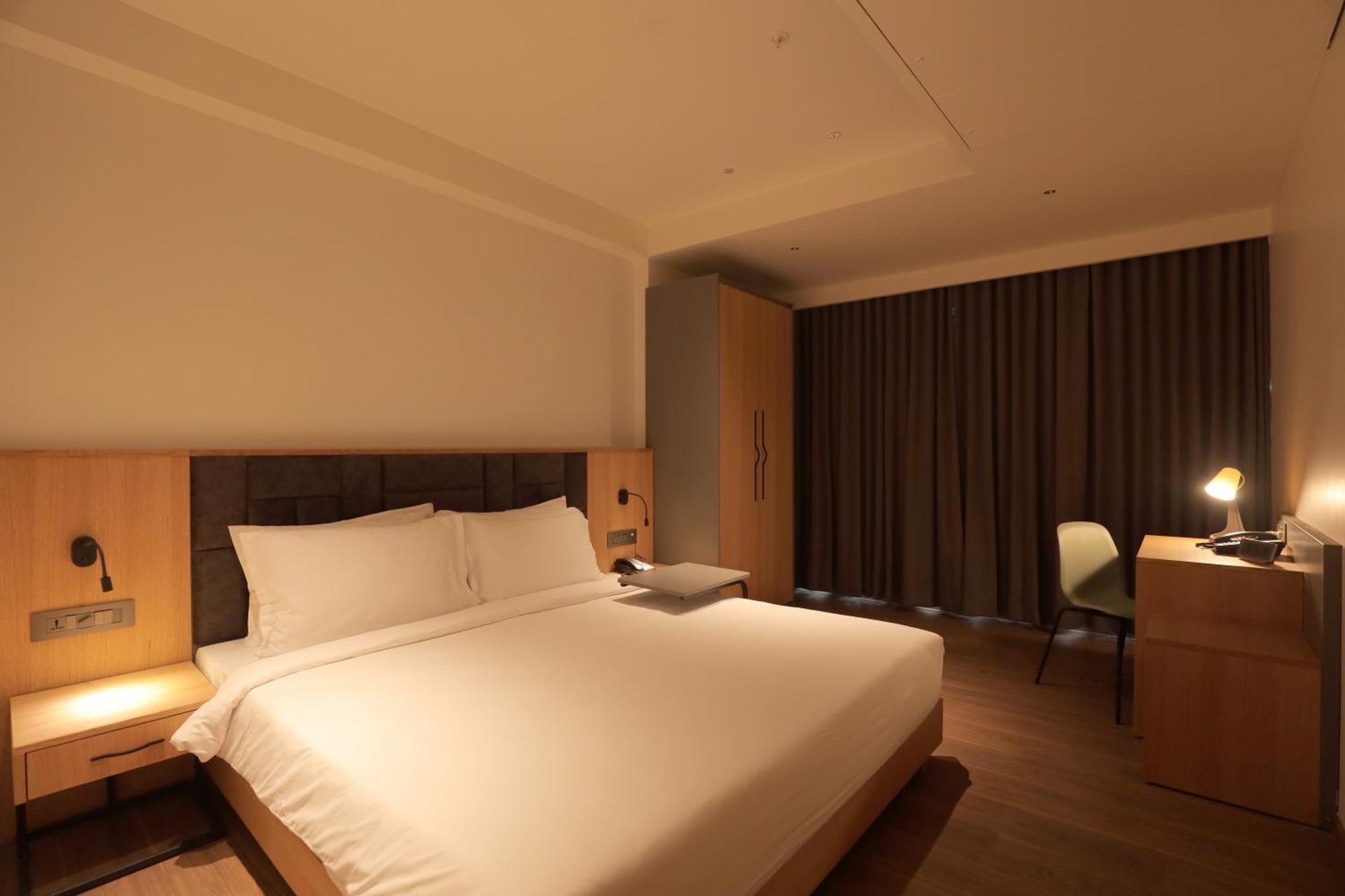 The World Surat Hotel Exterior photo